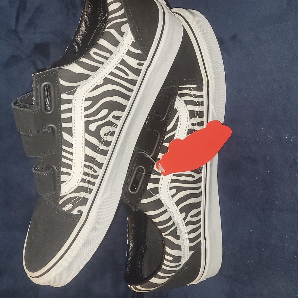 New Vans Classic Old Skool V size 10.5mn equals 12 wm and 8mn equals 9.5 mn - Picture 7 of 9